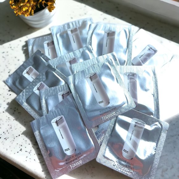Amore Pacific Moisture Bound Rejuventating Serum 15 Sample Packs .03 fl. oz/1ml - Picture 1 of 2